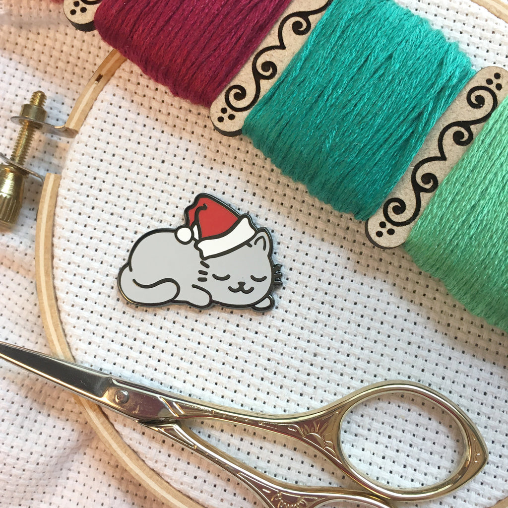 Sleepy Christmas Kitty Magnetic Enamel Needle Minder