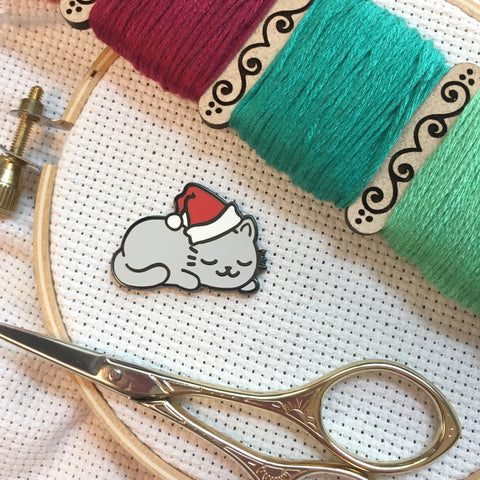 Sleepy Christmas Kitty Magnetic Enamel Needle Minder